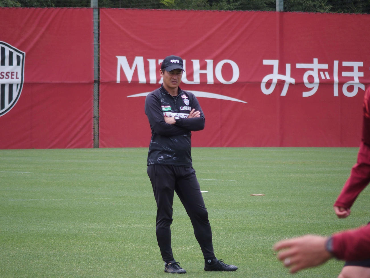 5月30日の練習で選手の動きを確認する神戸・吉田孝行監督（撮影・永田淳）