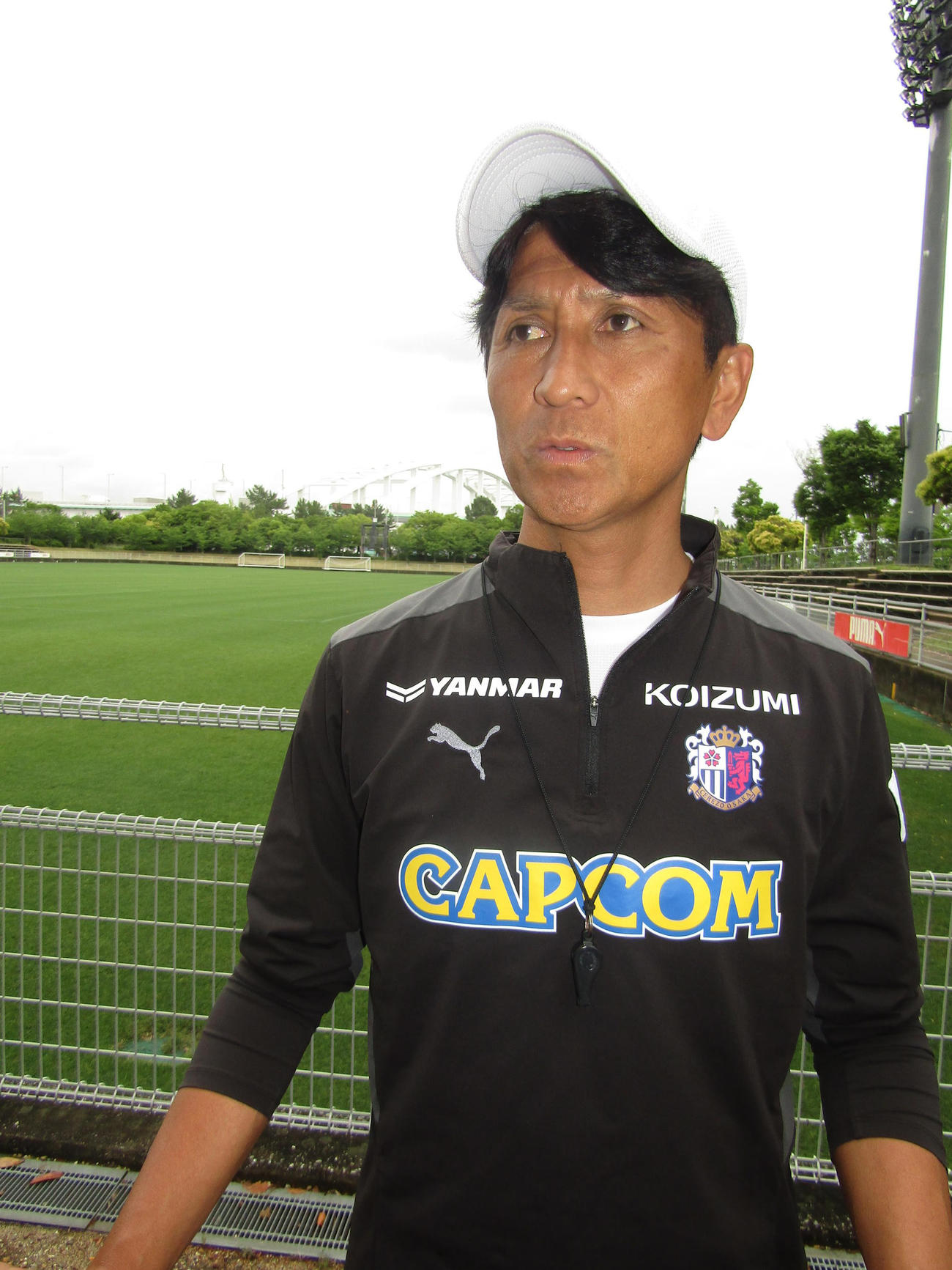 公開練習後に取材に応じるC大阪小菊監督