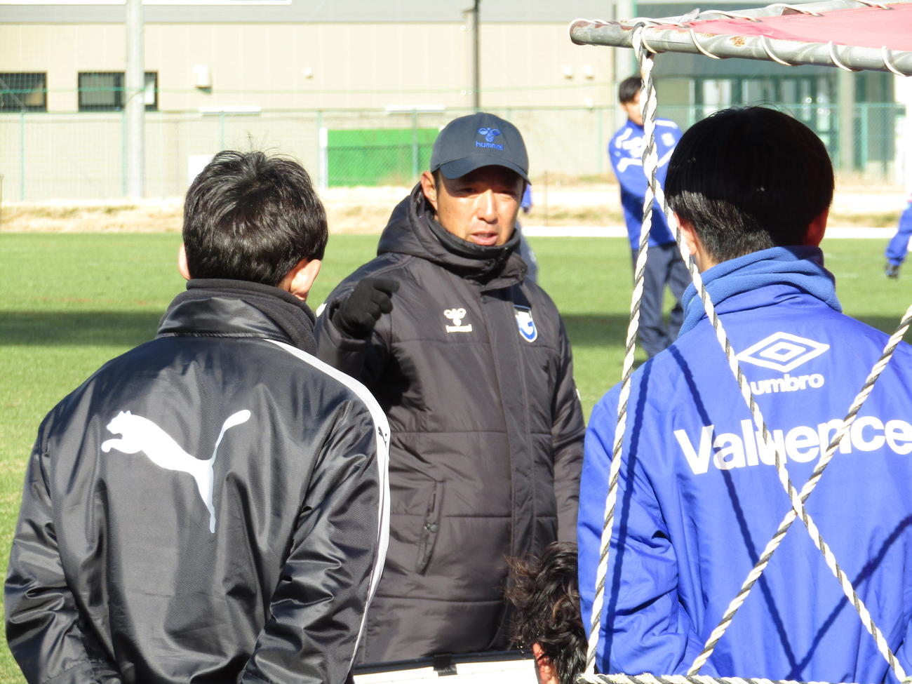 今年1月21日、対外試合で選手に指示を出すG大阪の森下仁志当時ユース監督