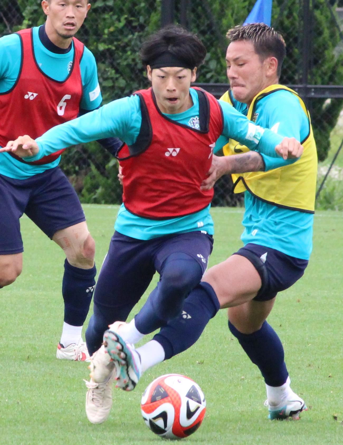 福岡の練習で、激しくボールを奪い合うMF井手口陽介（右）（撮影・菊川光一）