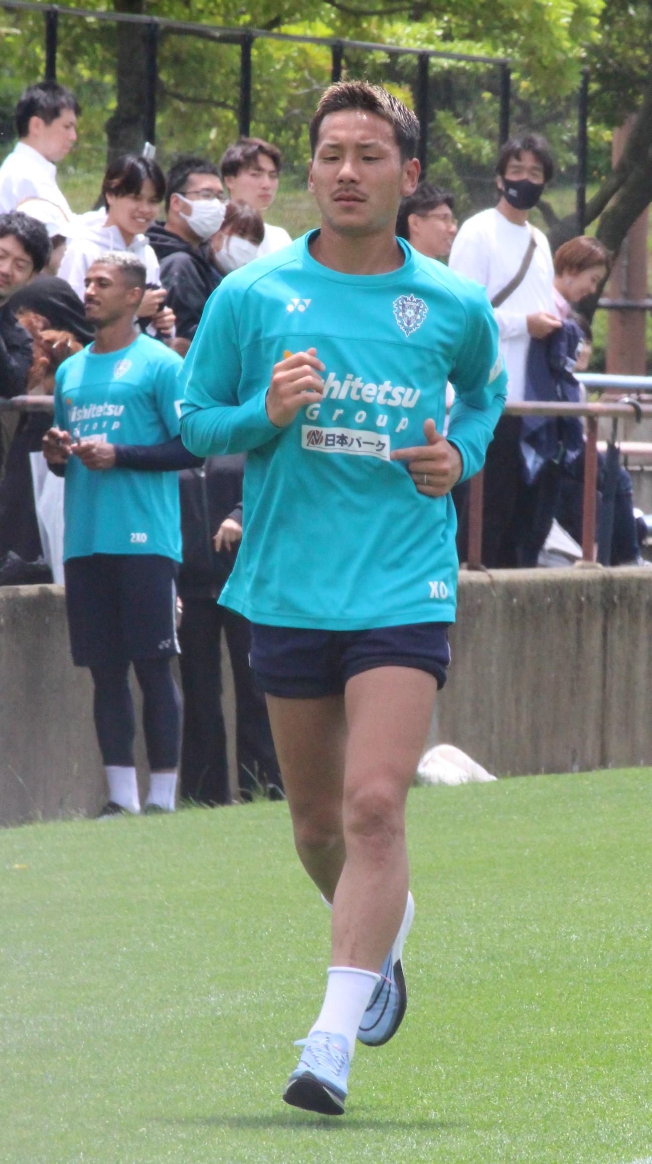 福岡の練習で、ランニングするMF井手口陽介（撮影・菊川光一）
