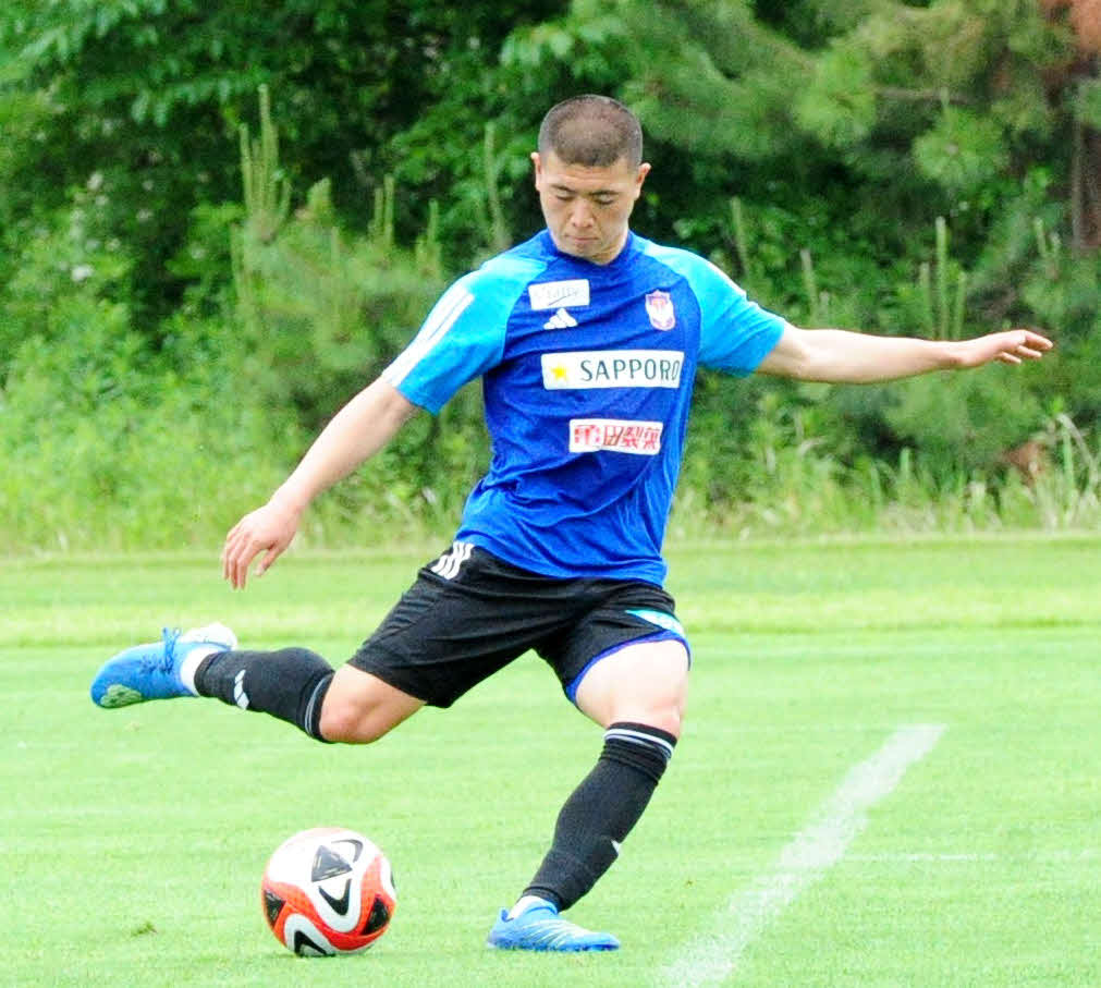 全体練習後、自主練習する小見（30日撮影）