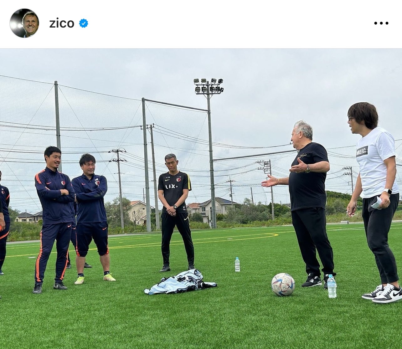 鹿島のアカデミースタッフに向けた講習の風景。講習を聞く小笠原満男氏ら（ジーコ氏のインスタグラムから）