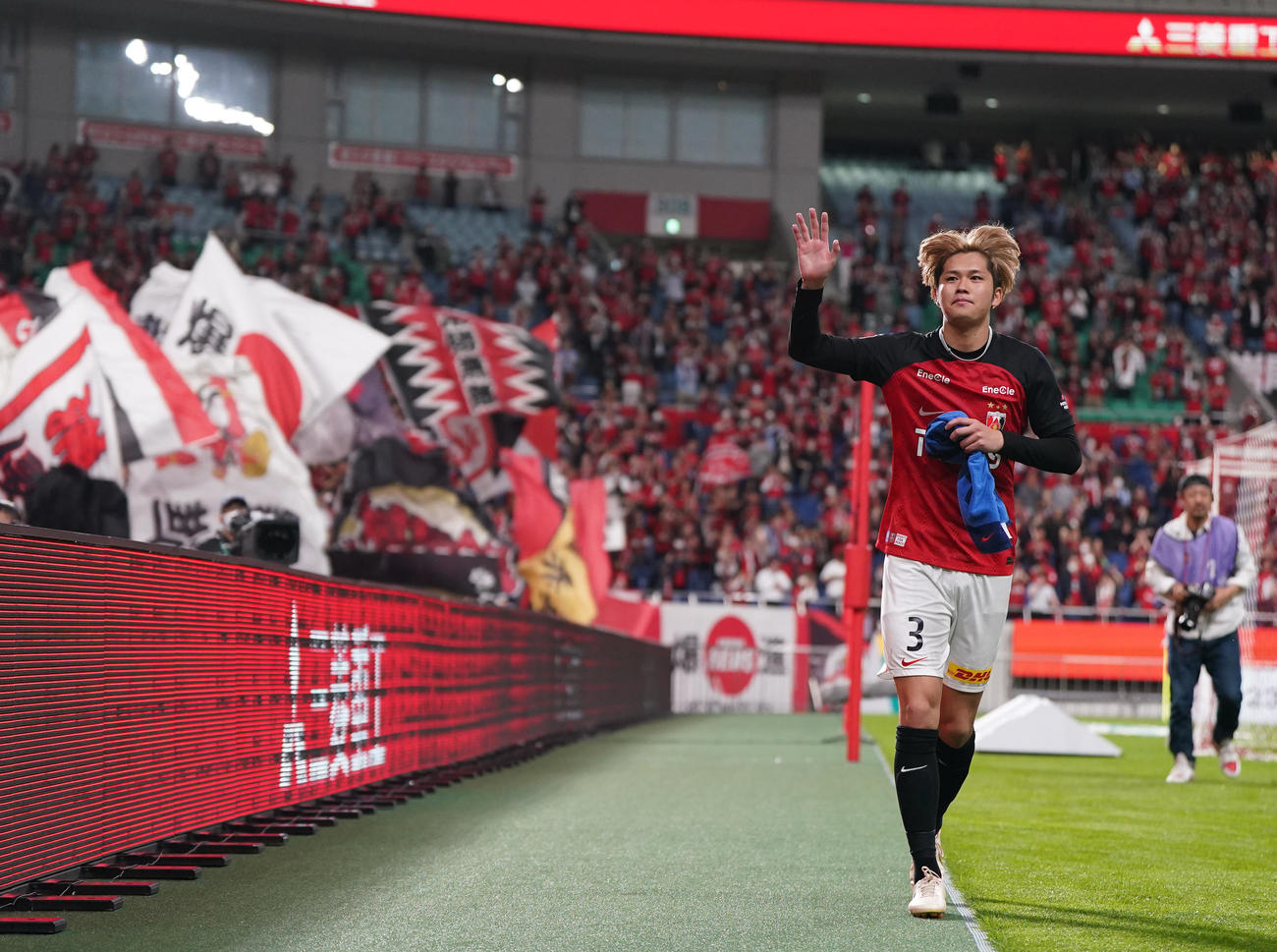 浦和対広島　試合後、サポーターにあいさつする浦和伊藤（撮影・狩俣裕三）