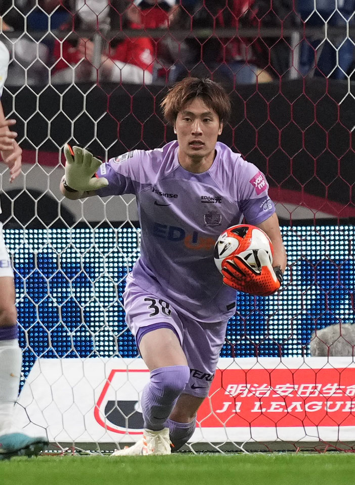 浦和対広島　前半、ボールをキャッチする広島GK大迫（撮影・狩俣裕三）