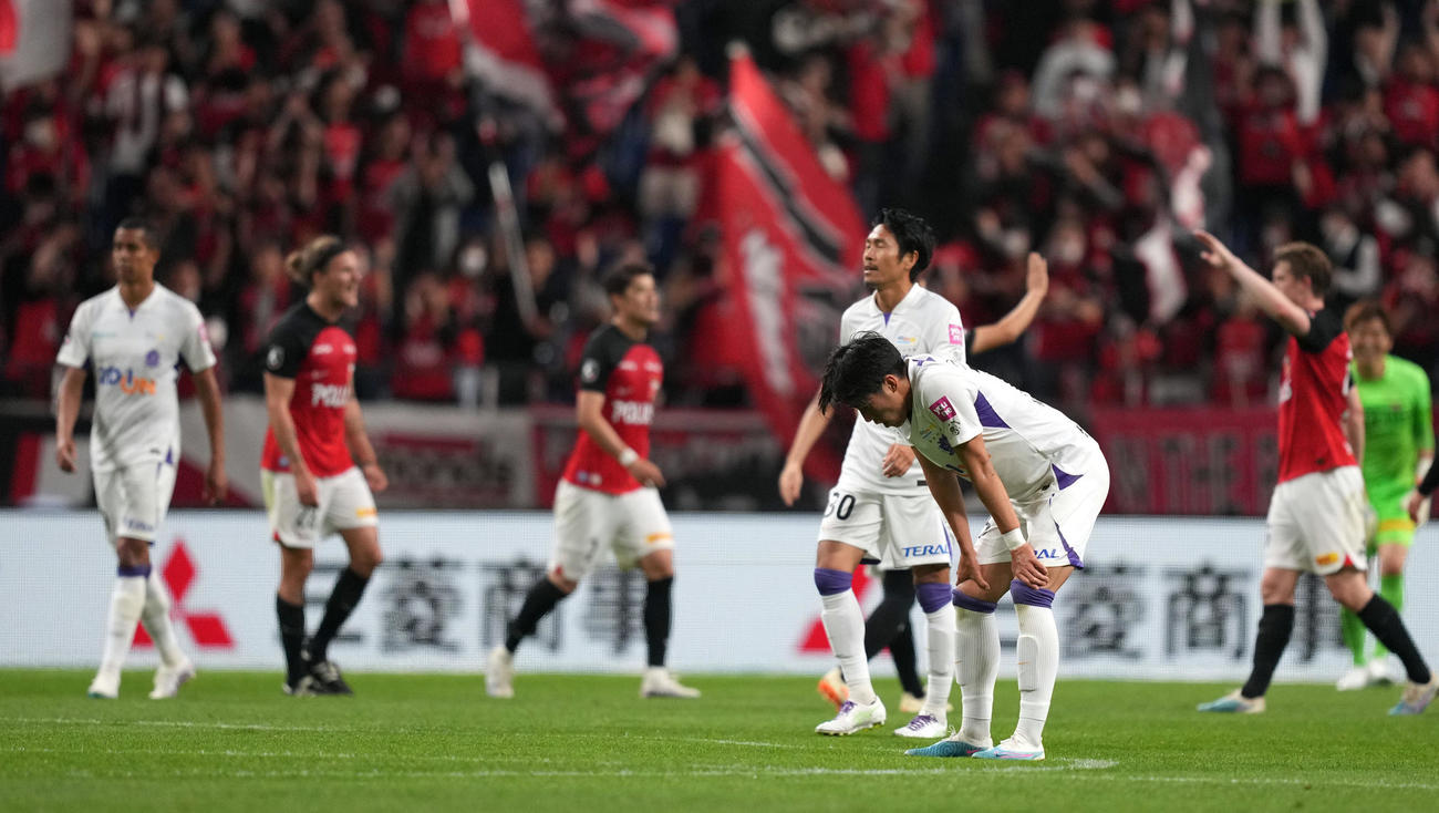 浦和対広島　試合後、悔しがる広島の選手たち（撮影・狩俣裕三）