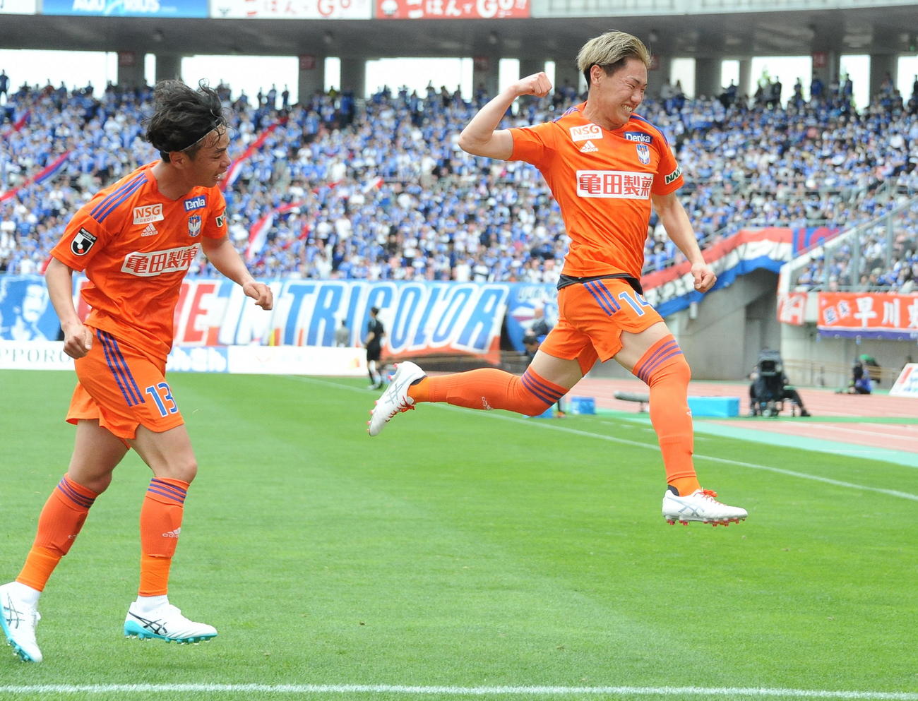 新潟対横浜　J1初ゴールを決め、跳び上がって喜ぶ三戸（右）（2023年5月14日撮影）