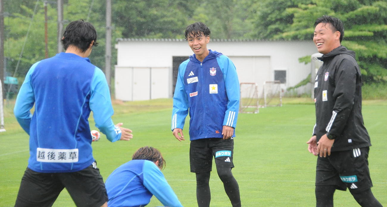 湘南戦の前日練習でチームメートの好プレーに「うっま！」と声を掛ける伊藤（中央）