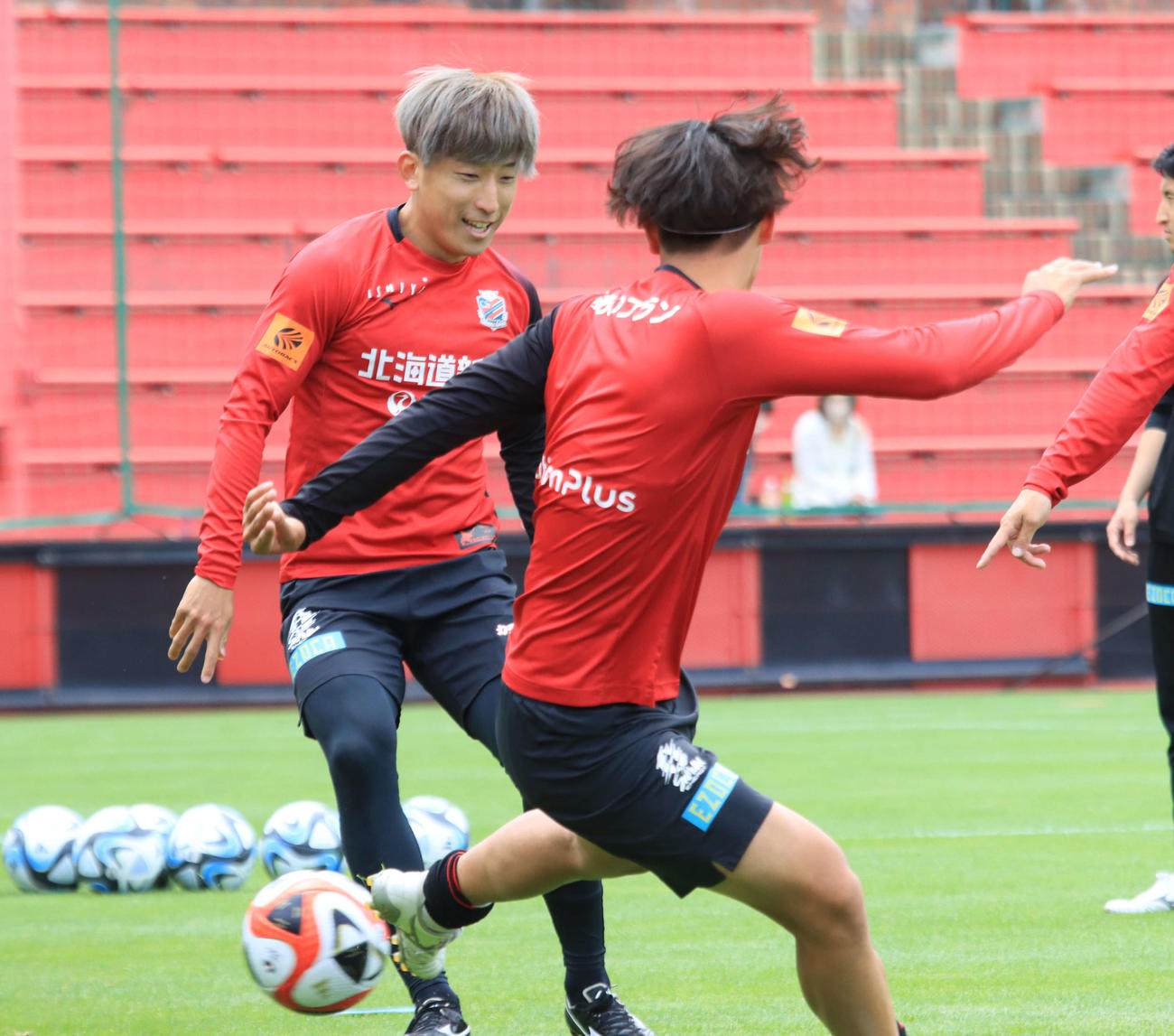 柏戦前日練習に参加する札幌金子（奥）（撮影・保坂果那）