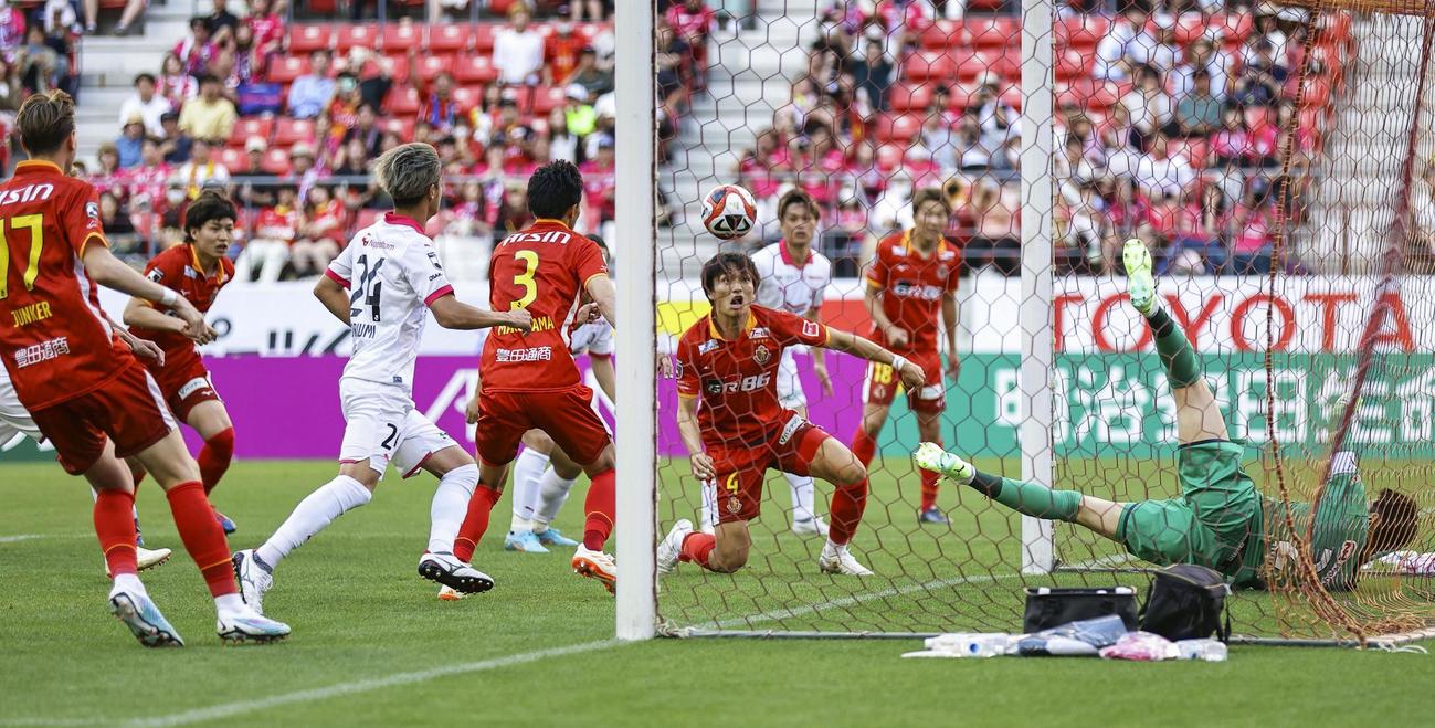 名古屋対C大阪　前半、名古屋丸山（中央＝3）にゴールを決められるC大阪GKキム・ジンヒョン（右）（共同）
