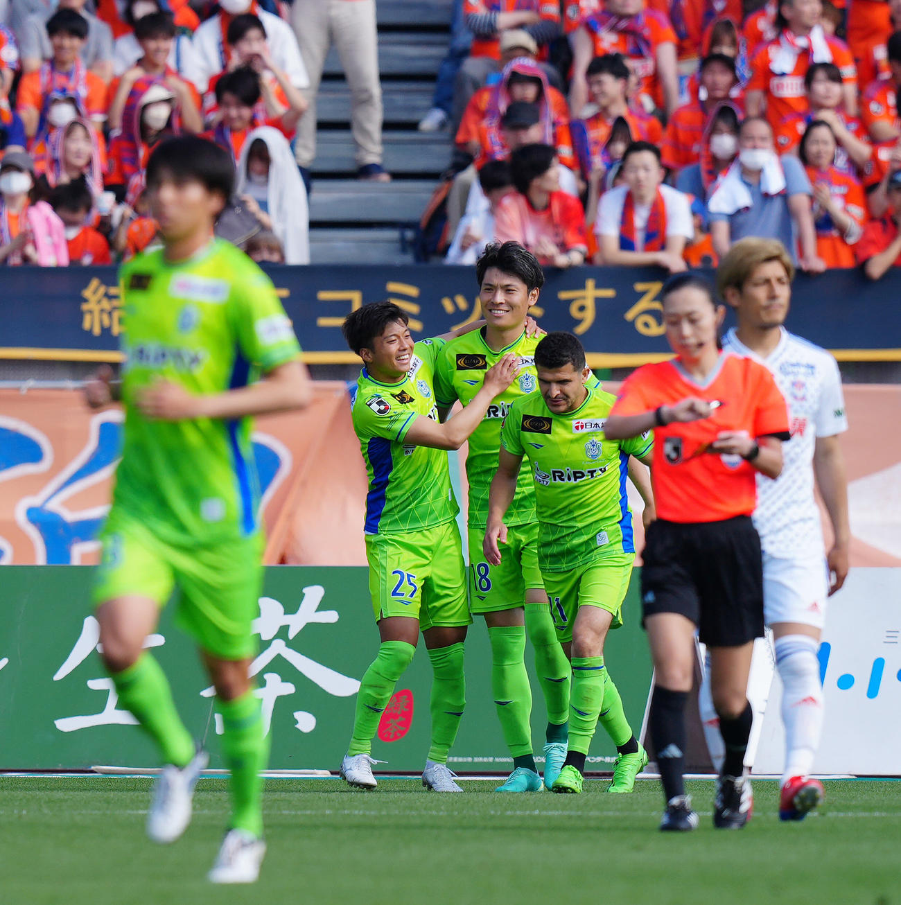 湘南対新潟　前半、PKで先制ゴールを決めた湘南町野（中央）はチームメートと喜び合う（撮影・垰建太）