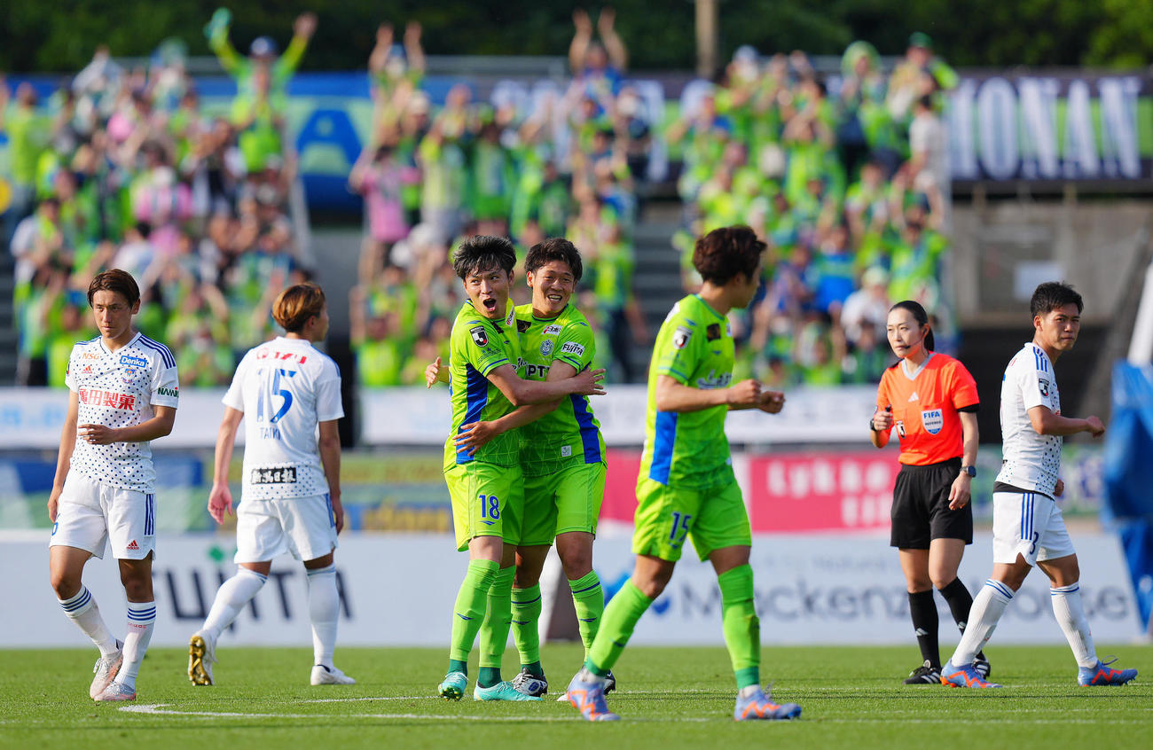湘南対新潟　後半、VARの結果で湘南同点のゴールで喜び合う町野（中央左）ら選手たち（撮影・垰建太）
