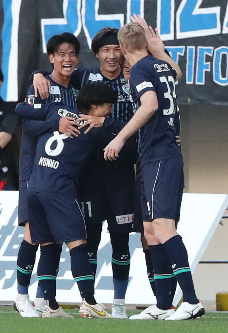 前半17分、福岡山岸（中央）は先制ゴールを決め喜ぶ（撮影・梅根麻紀）