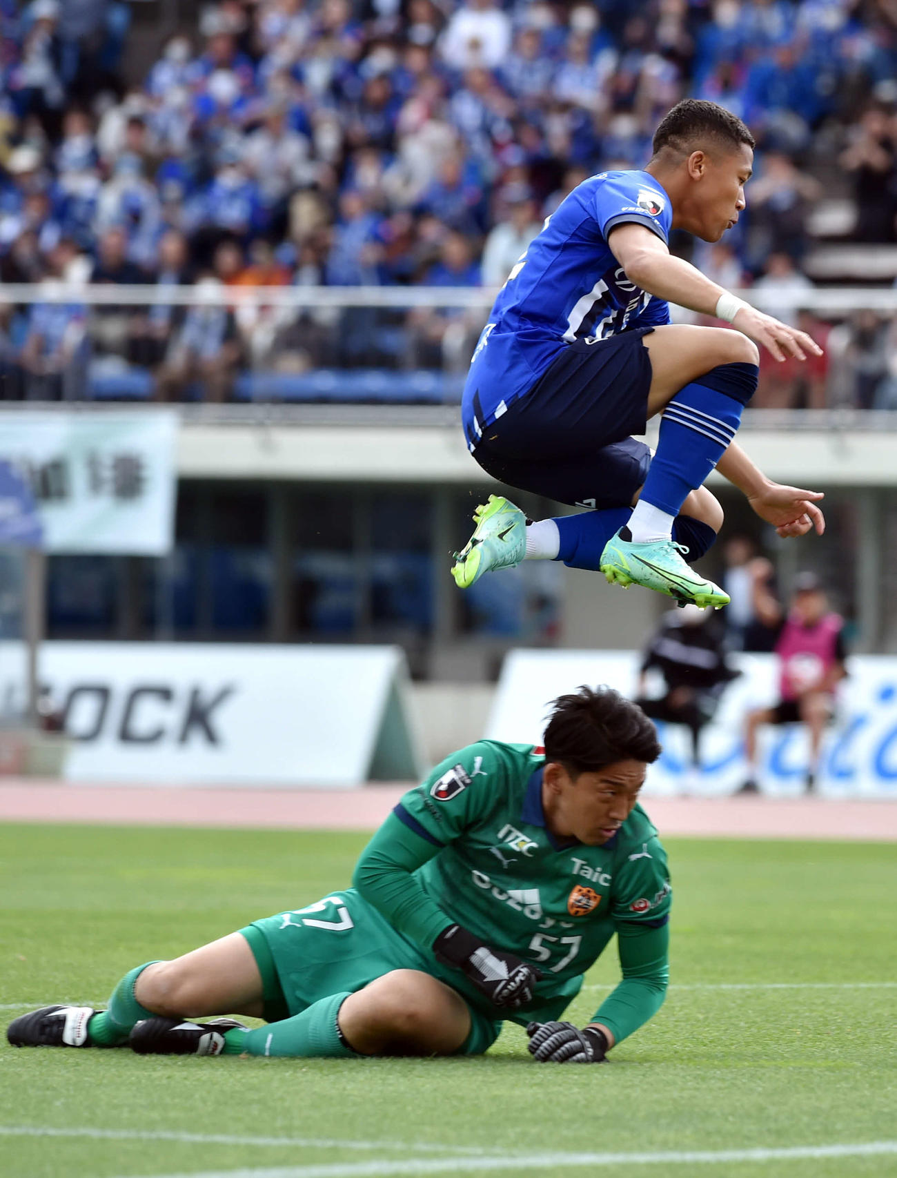 後半、2点目のゴールを決めたイサカは、清水GK権田を跳び越す