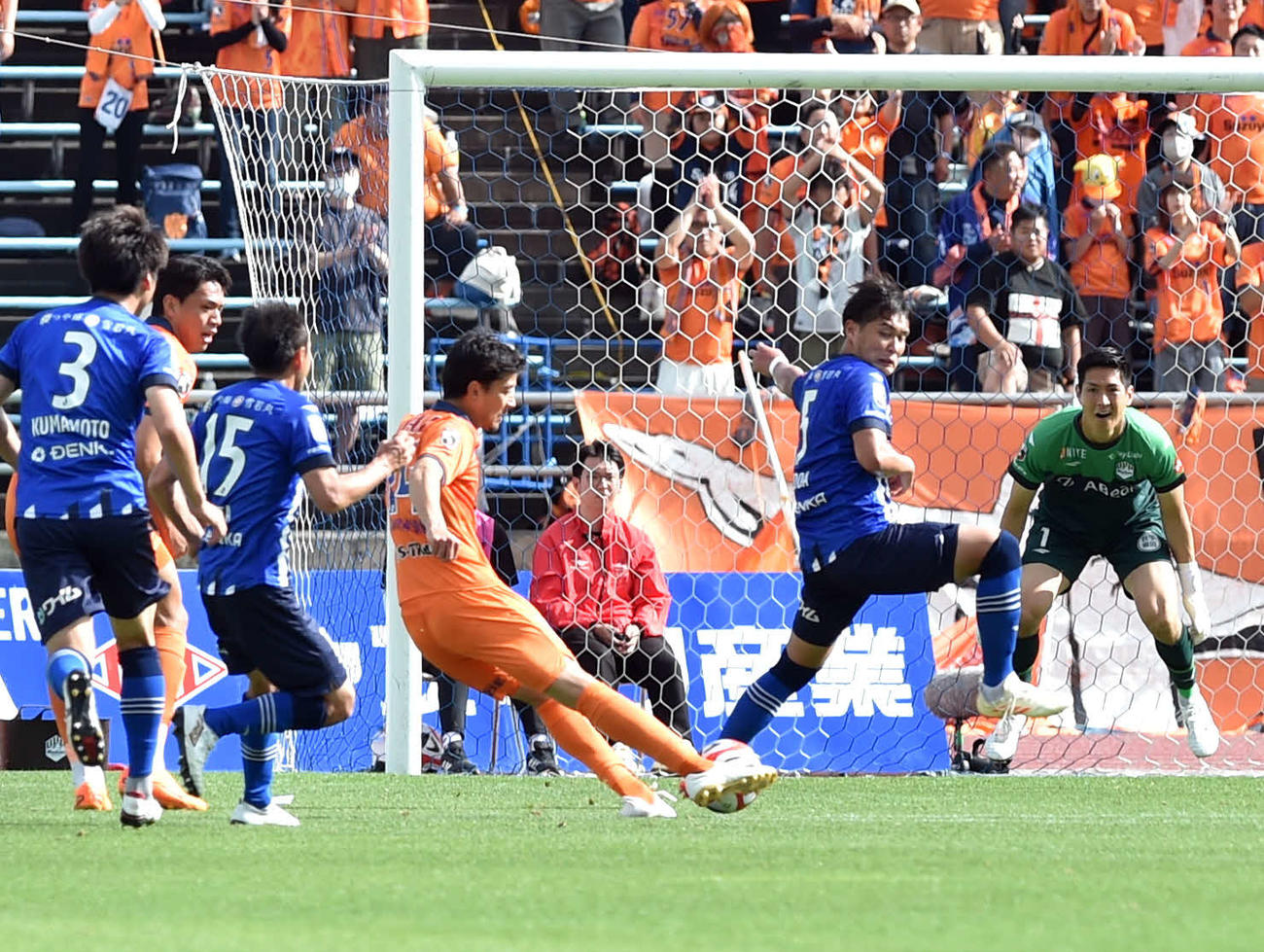 山形対清水　後半、1点差に追い上げるゴールを決める清水白崎（中央）（撮影・相沢孔志）