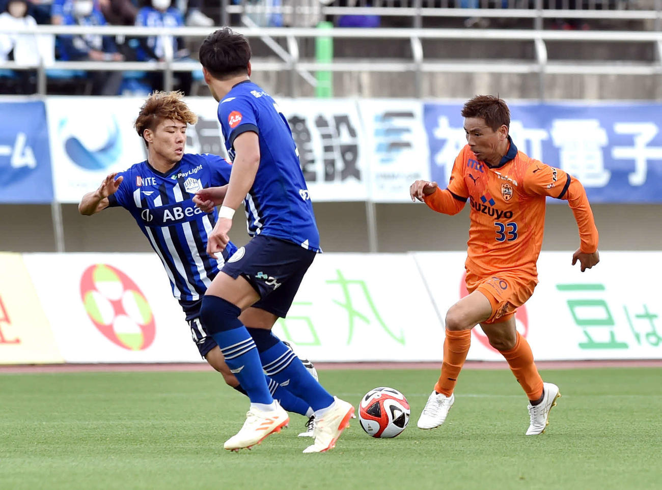 山形対清水　前半、ドリブルで駆け上がる清水乾（撮影・相沢孔志）