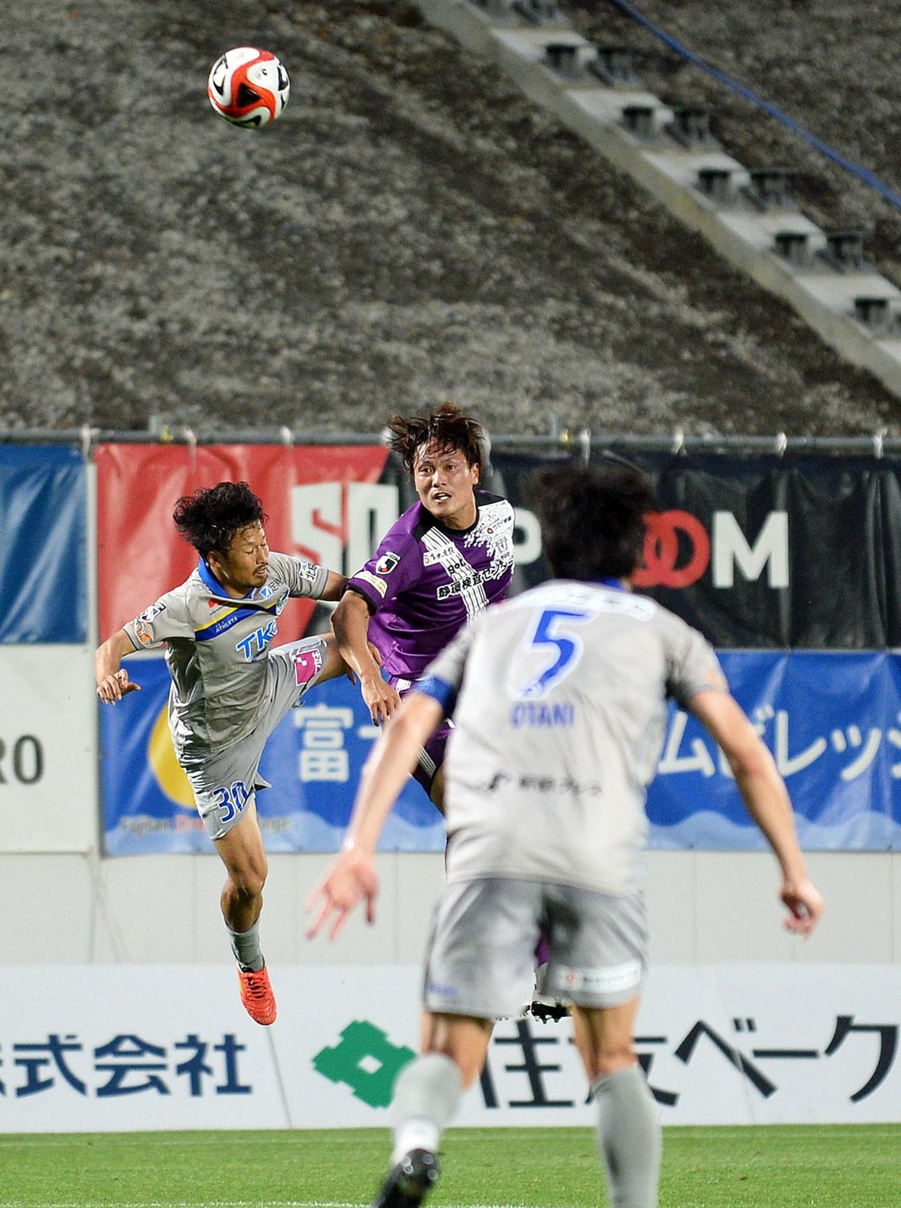 相手と競り合う藤枝山田（中央）