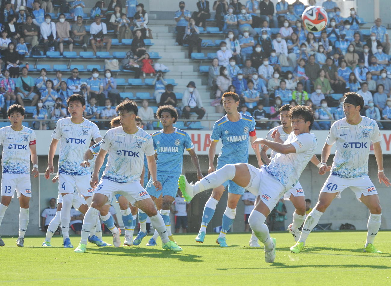 前半24分、相手CKをクリアーする秋田DF阿部海大（右から2人目）