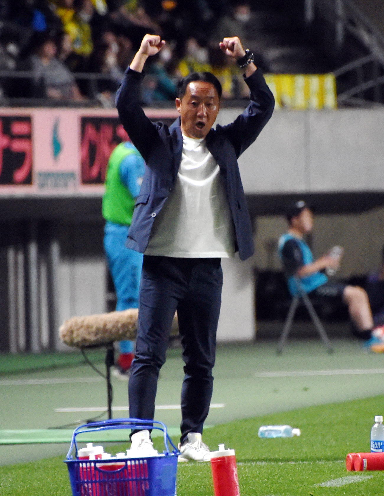 千葉に劇的勝利を収め、両手を突き上げる町田黒田監督