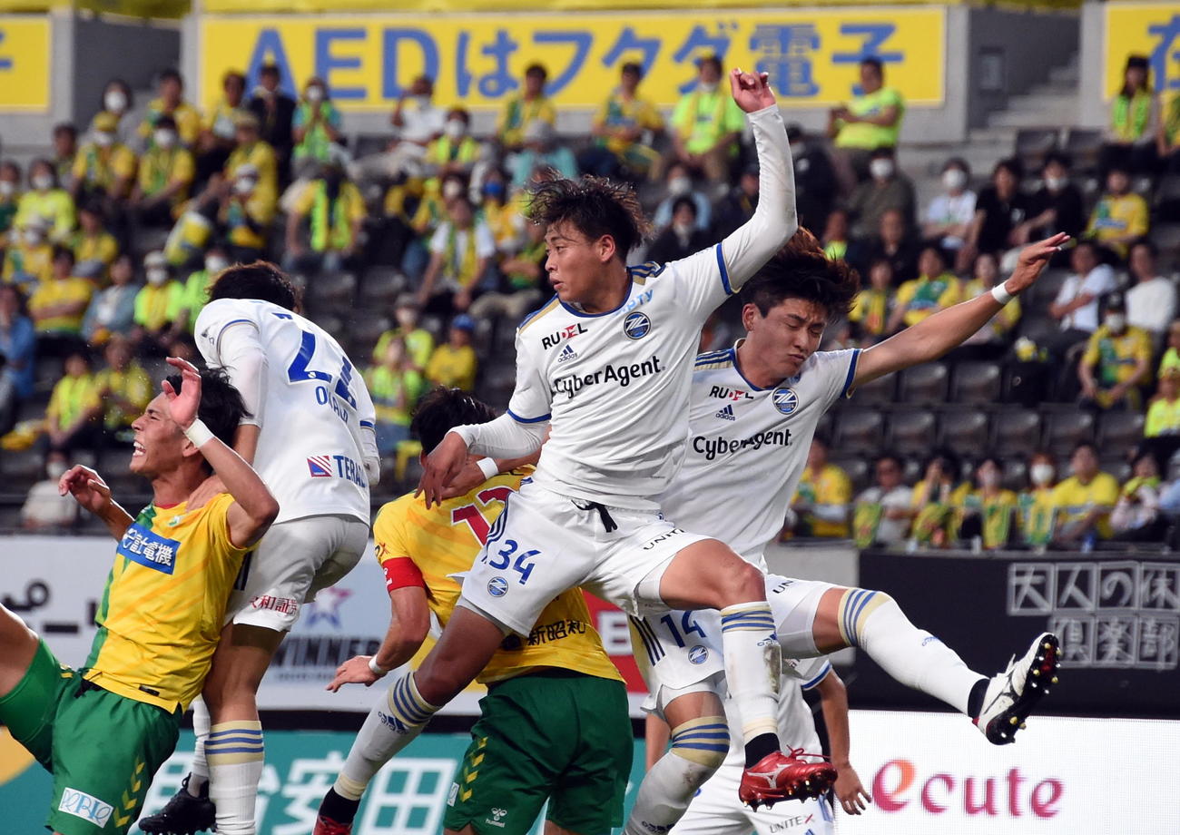 空中戦で競り合う町田DF藤原（中央）