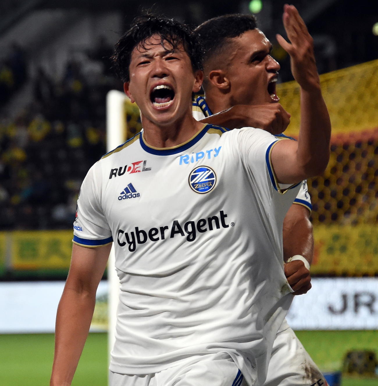 後半ロスタイム、決勝ゴールを決め雄たけびを上げる町田FW沼田（手前）とFWエリキ