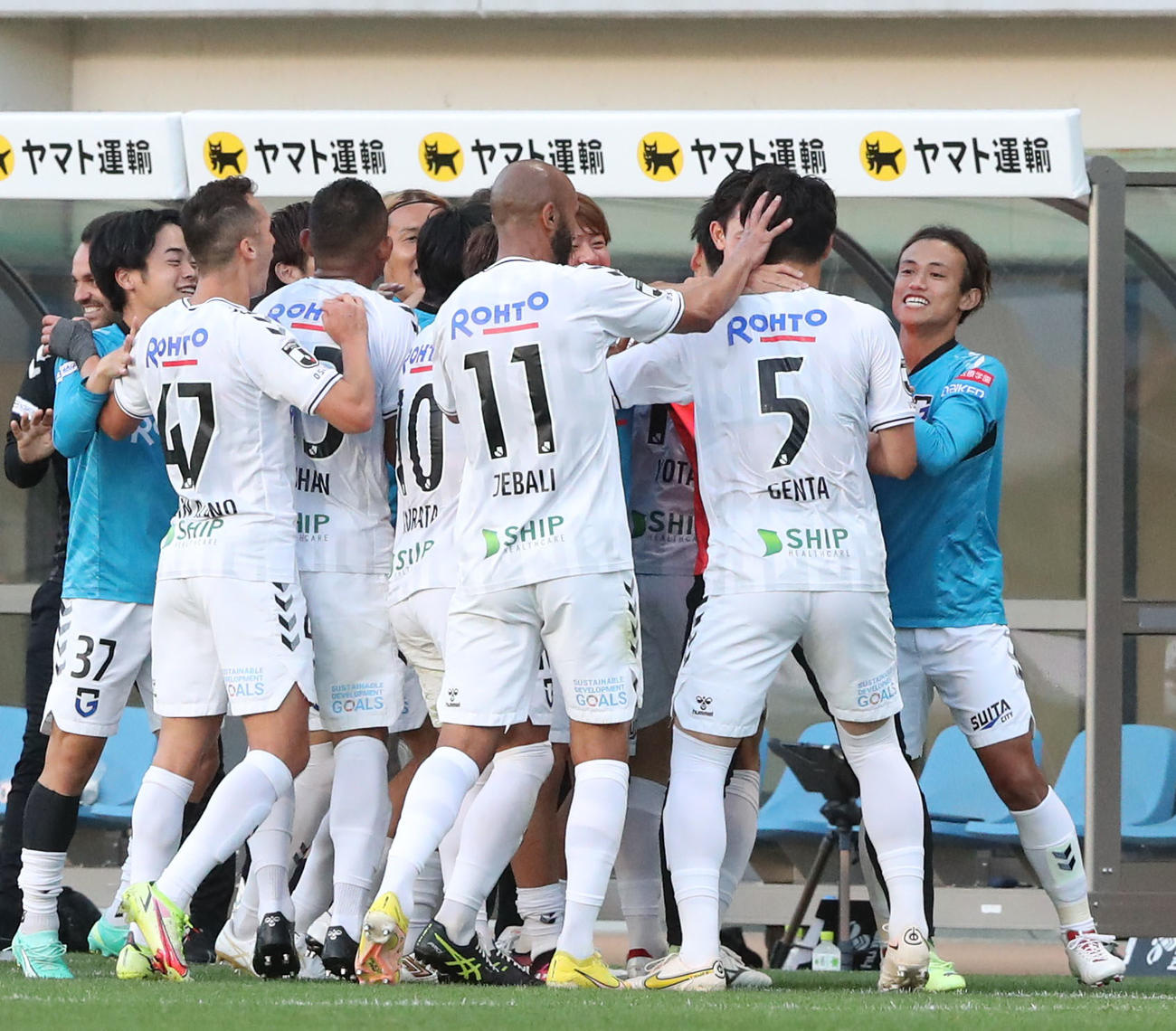 福岡対G大阪　前半、勝ち越しゴールを決め祝福されるG大阪三浦（右から2人目）（撮影・梅根麻紀）