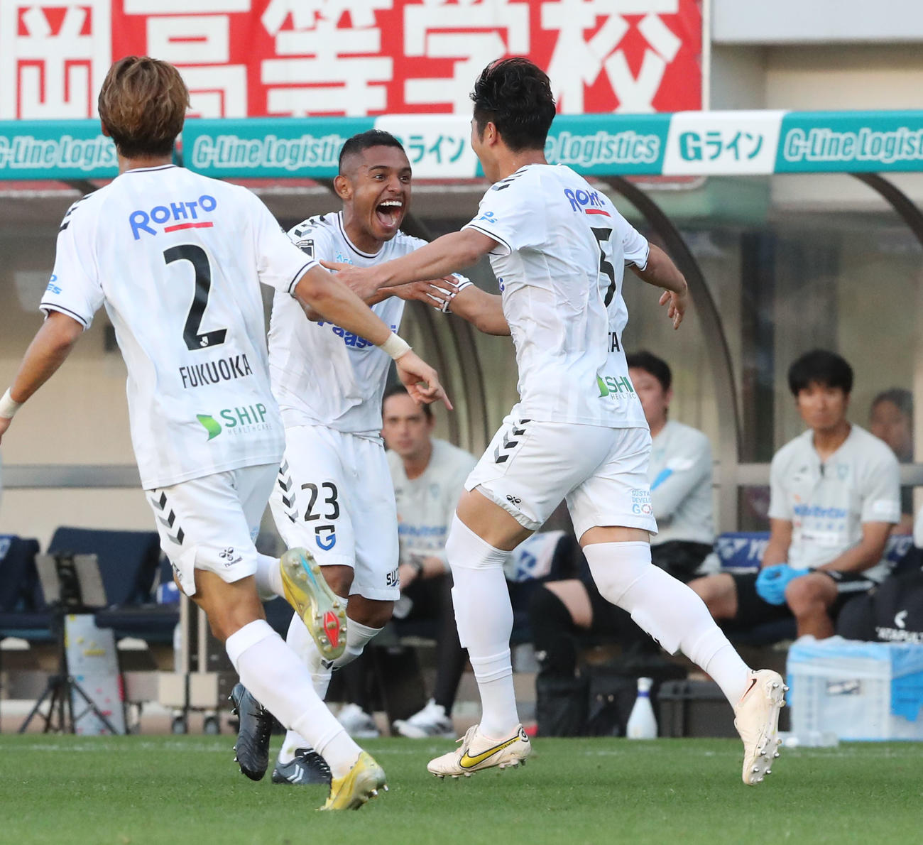 福岡対G大阪　前半、勝ち越しゴールを決めたG大阪三浦（右）（撮影・梅根麻紀）