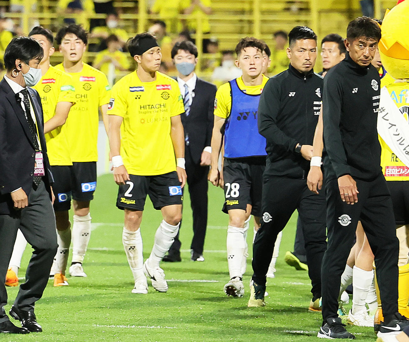 柏対札幌　敗れ、がっくりと引き揚げる柏井原監督（右端）ら（撮影・足立雅史）