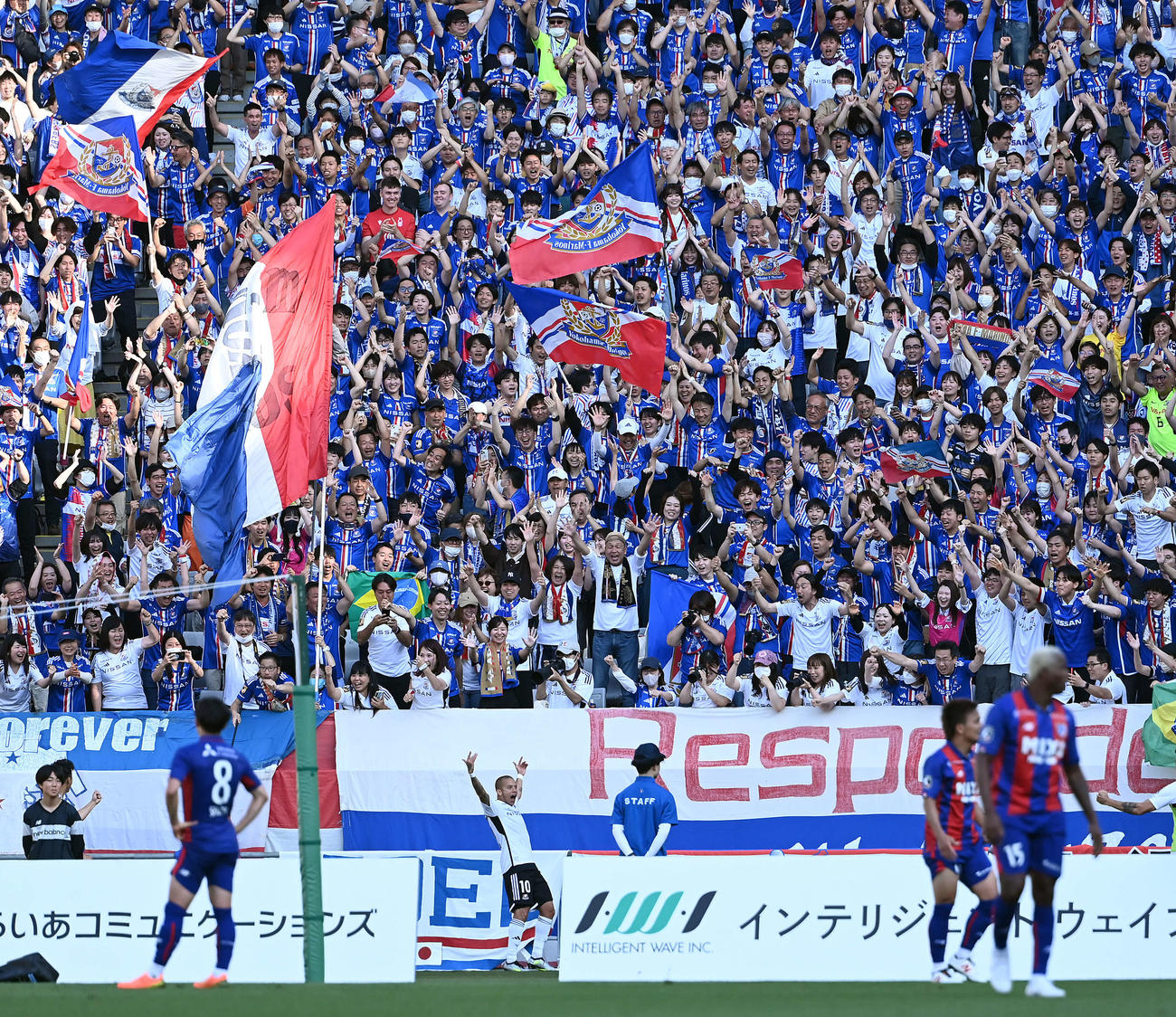 東京対横浜　後半、決勝ゴールを決めサポーターの前で喜ぶMジュニオール（撮影・たえ見朱実）