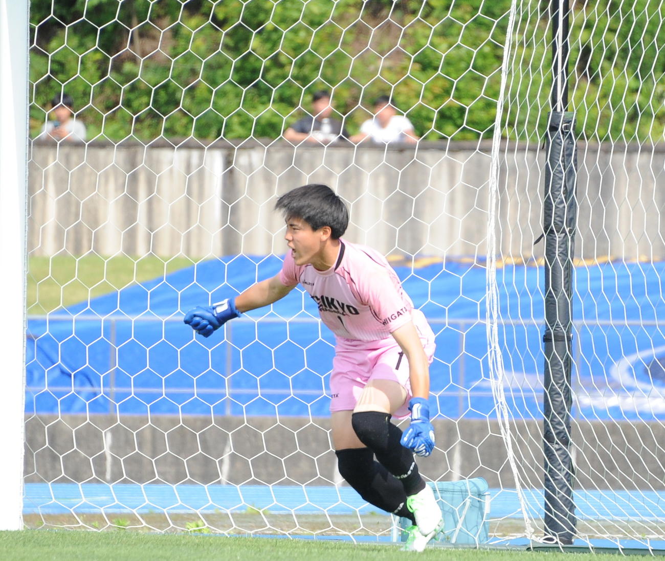 PK戦、先攻・日本文理5人目のキックを止め、雄たけびをあげる帝京長岡・小林