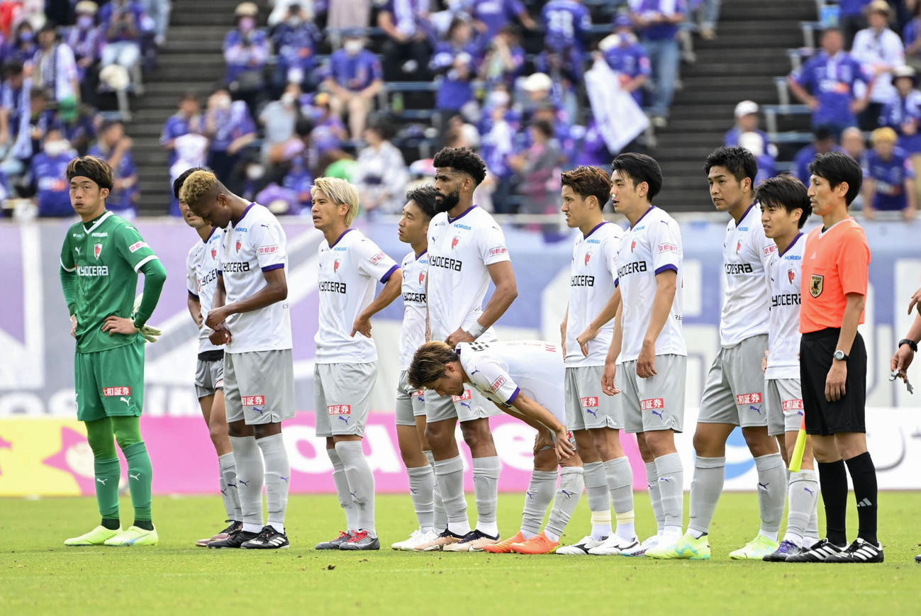 広島に敗れ、肩を落とす京都イレブン（共同）