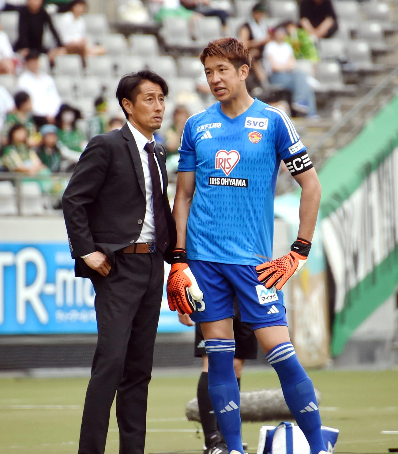 東京V対仙台　仙台伊藤監督（左）と話し込むGK林（撮影・山田愛斗）