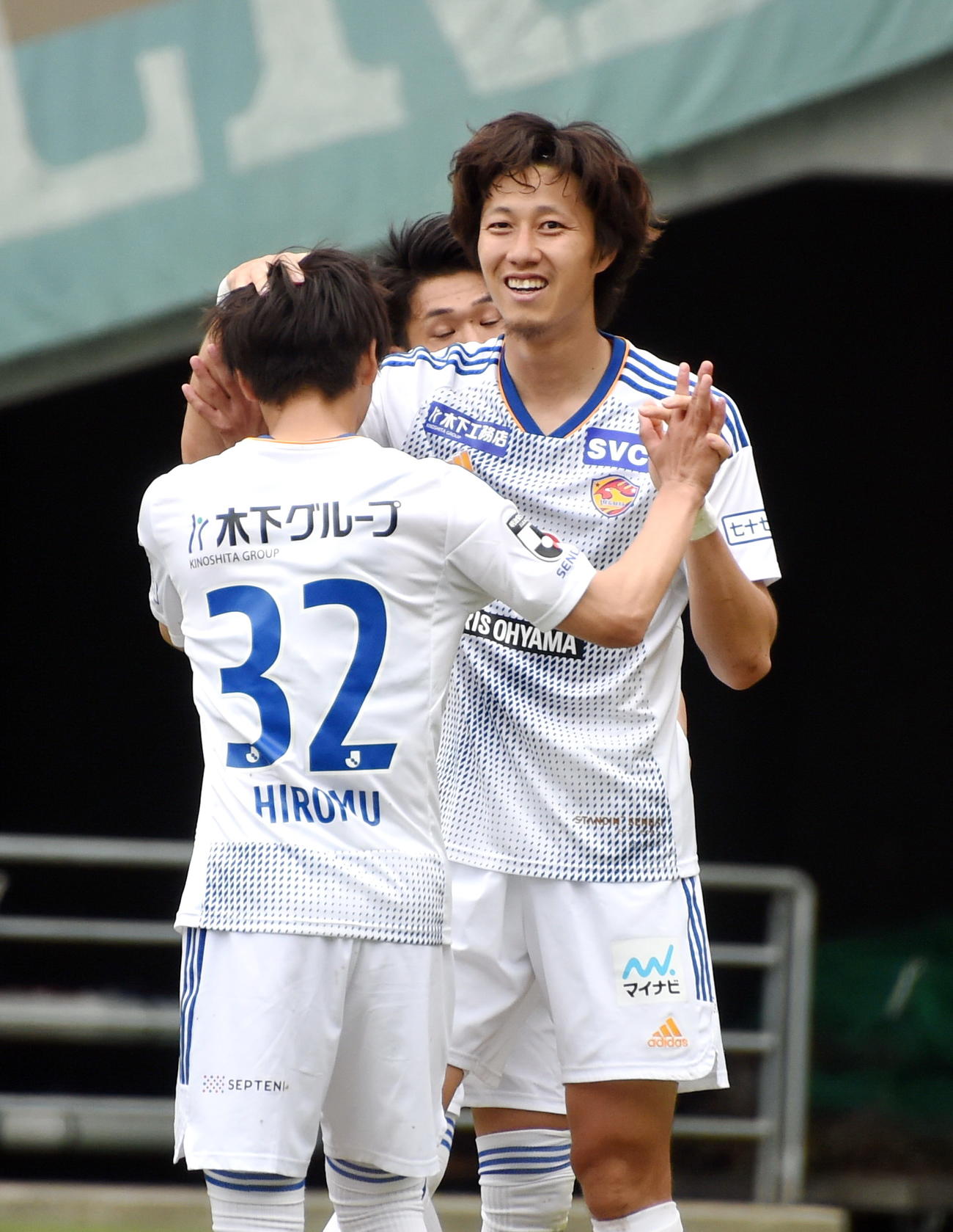 東京V対仙台　後半22分、追加点を挙げてハイタッチして喜ぶ仙台DF菅田（右）とMF鎌田（撮影・山田愛斗）