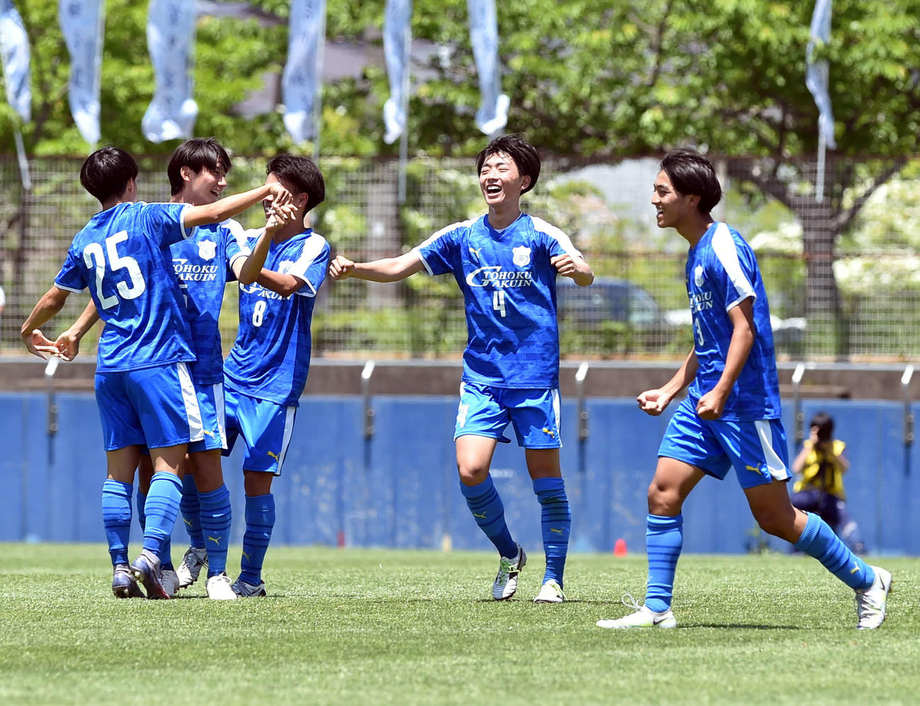 東北学院対聖和学園　決勝進出を決めた東北学院・吉田（左から4人目）らイレブンは喜びを分かち合う（撮影・相沢孔志）