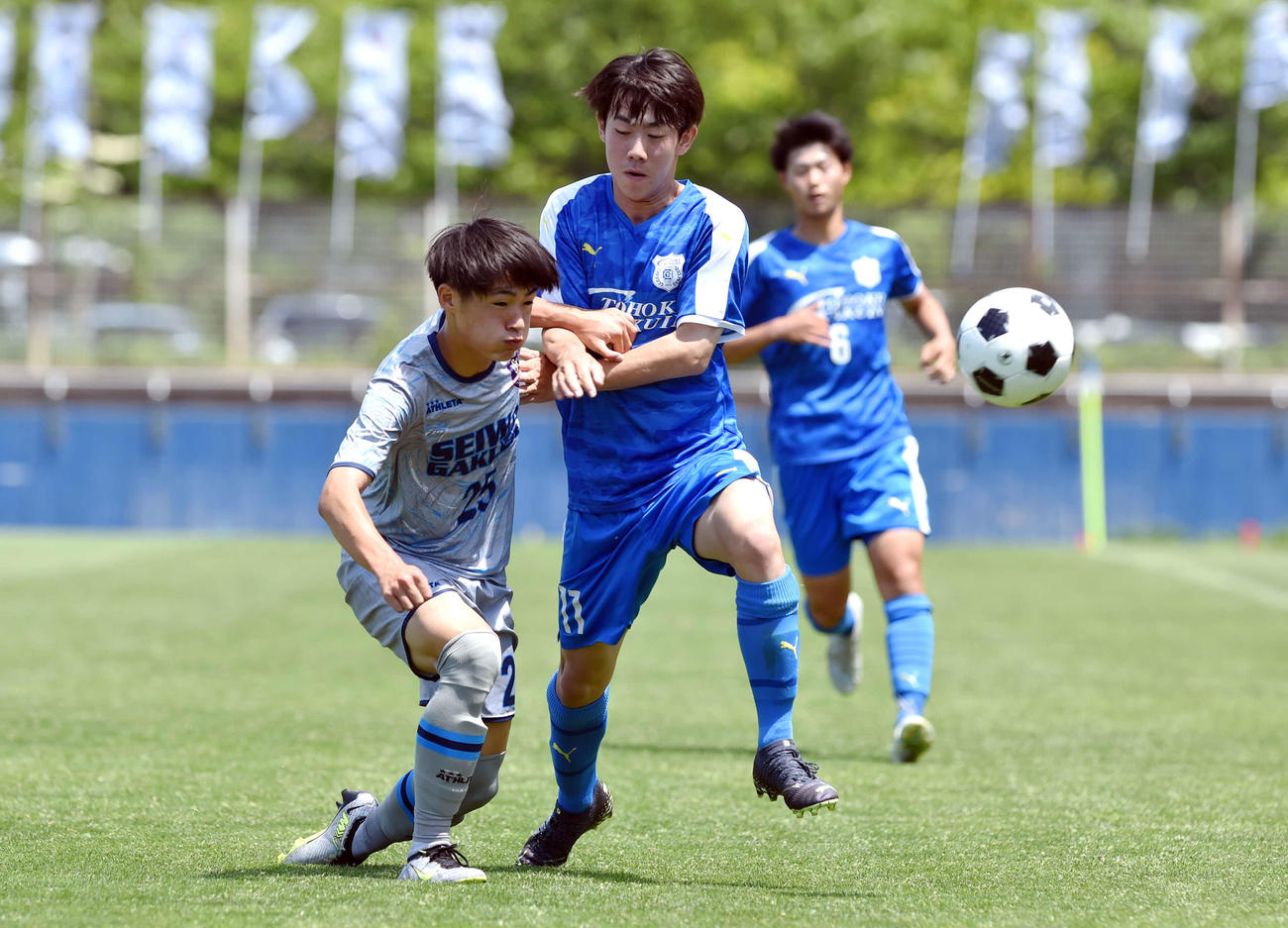 前半、聖和学園・山野井（左）と競り合う東北学院・鈴木太
