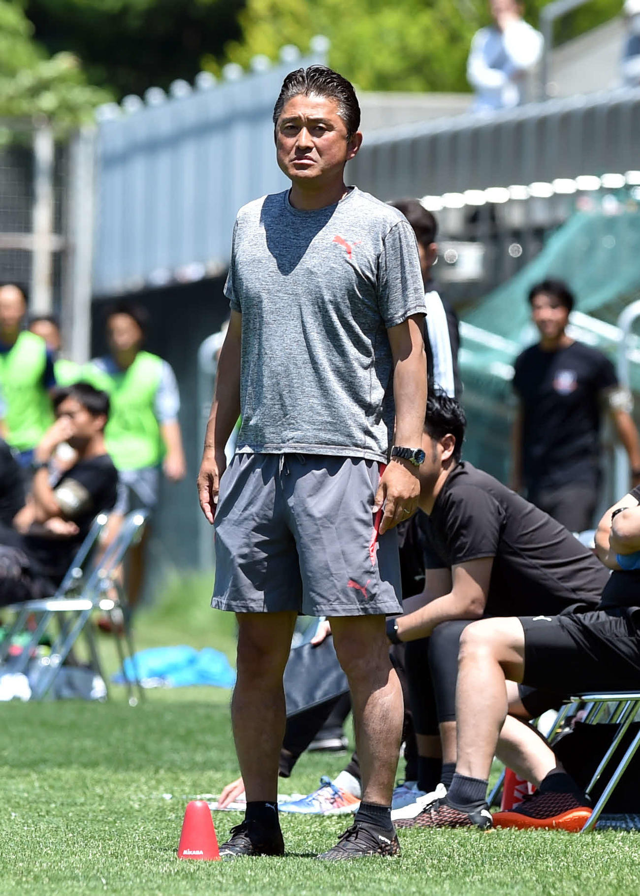 東北学院対聖和学園　前半、選手のプレーを見る東北学院・橋本監督（撮影・相沢孔志）