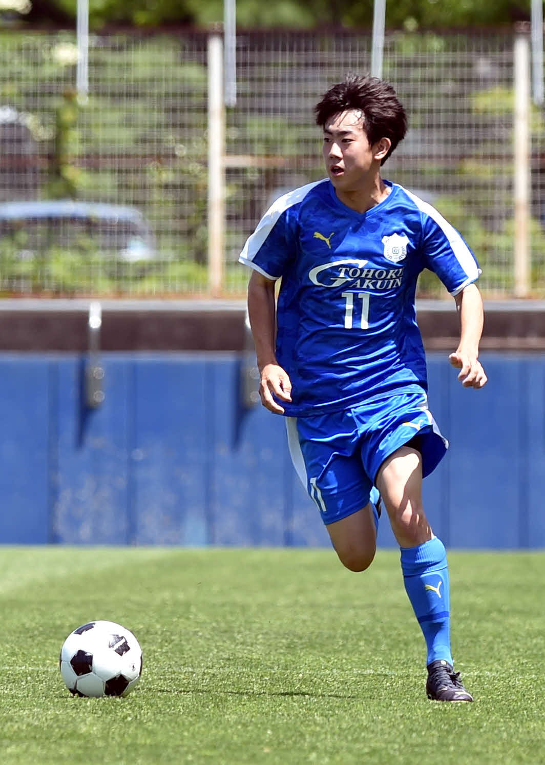 東北学院対聖和学園　前半、ドリブルで駆け上がる東北学院・鈴木太（撮影・相沢孔志）