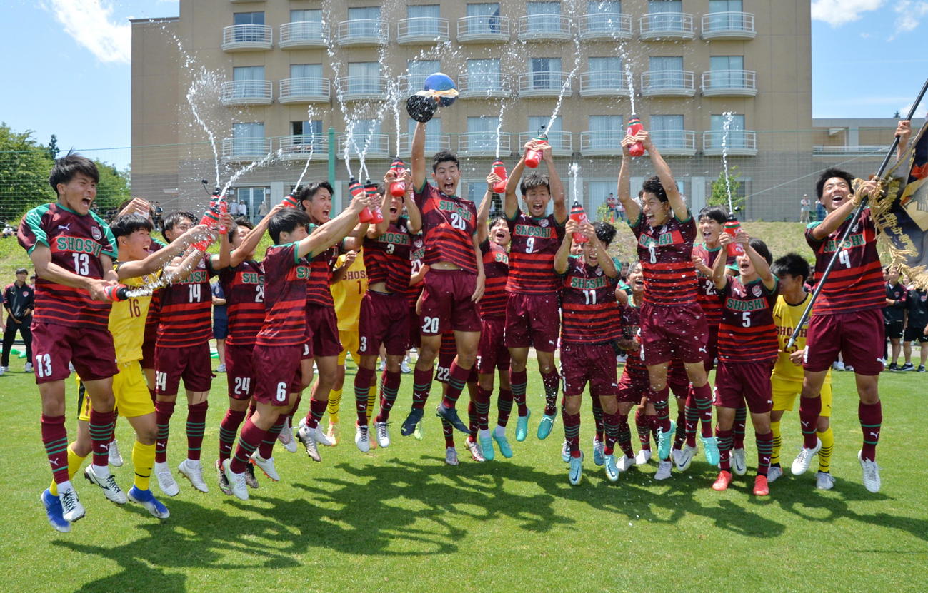 13大会連続15回目の全国高校総体出場を決め、喜びを爆発させる尚志イレブン