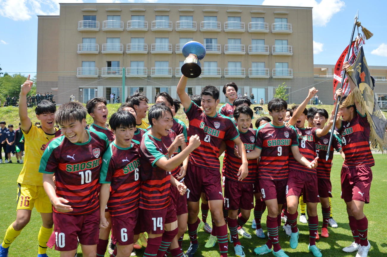 尚志対聖光学院　13大会連続15回目のインターハイ出場を勝ち取り、喜びを爆発させる尚志イレブン（撮影・濱本神威）