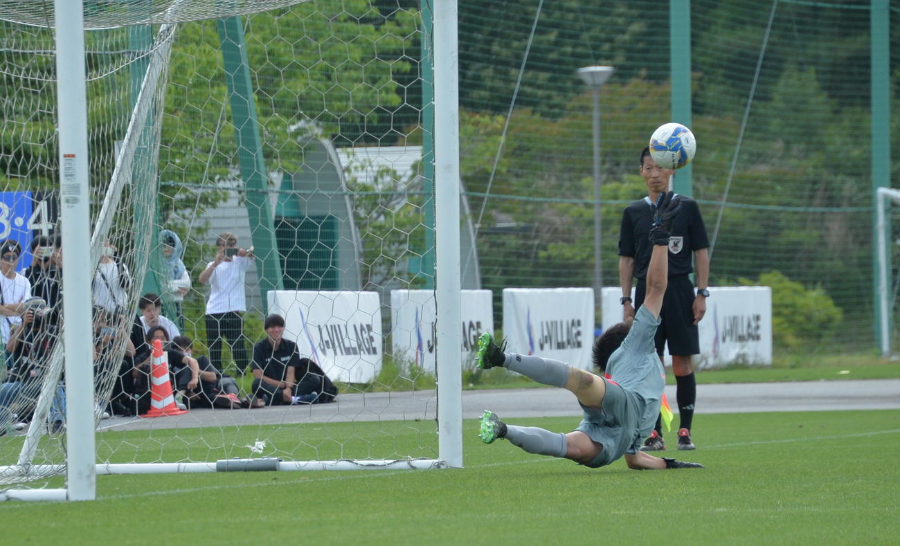 帝京安積対学法石川　3人目のキッカーが蹴ったボールを右手で弾くGK菅野（撮影・濱本神威）