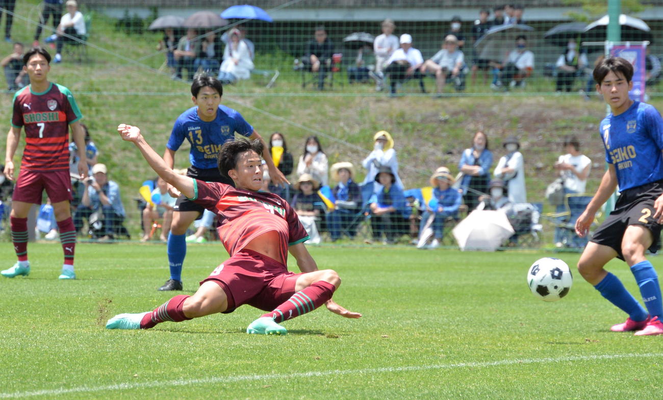 後半11分、3点目のゴールを挙げる尚志FW網代（左）