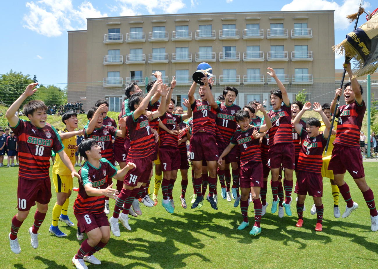 尚志対聖光学院　13大会連続15回目のインターハイ出場を勝ち取り、喜びを爆発させる尚志イレブン（撮影・濱本神威）