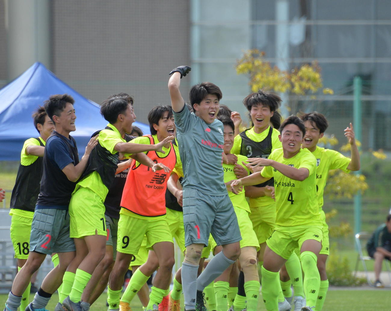 PK戦を制し、殊勲のGK菅野（中央）に駆け寄って喜ぶ帝京安積イレブン