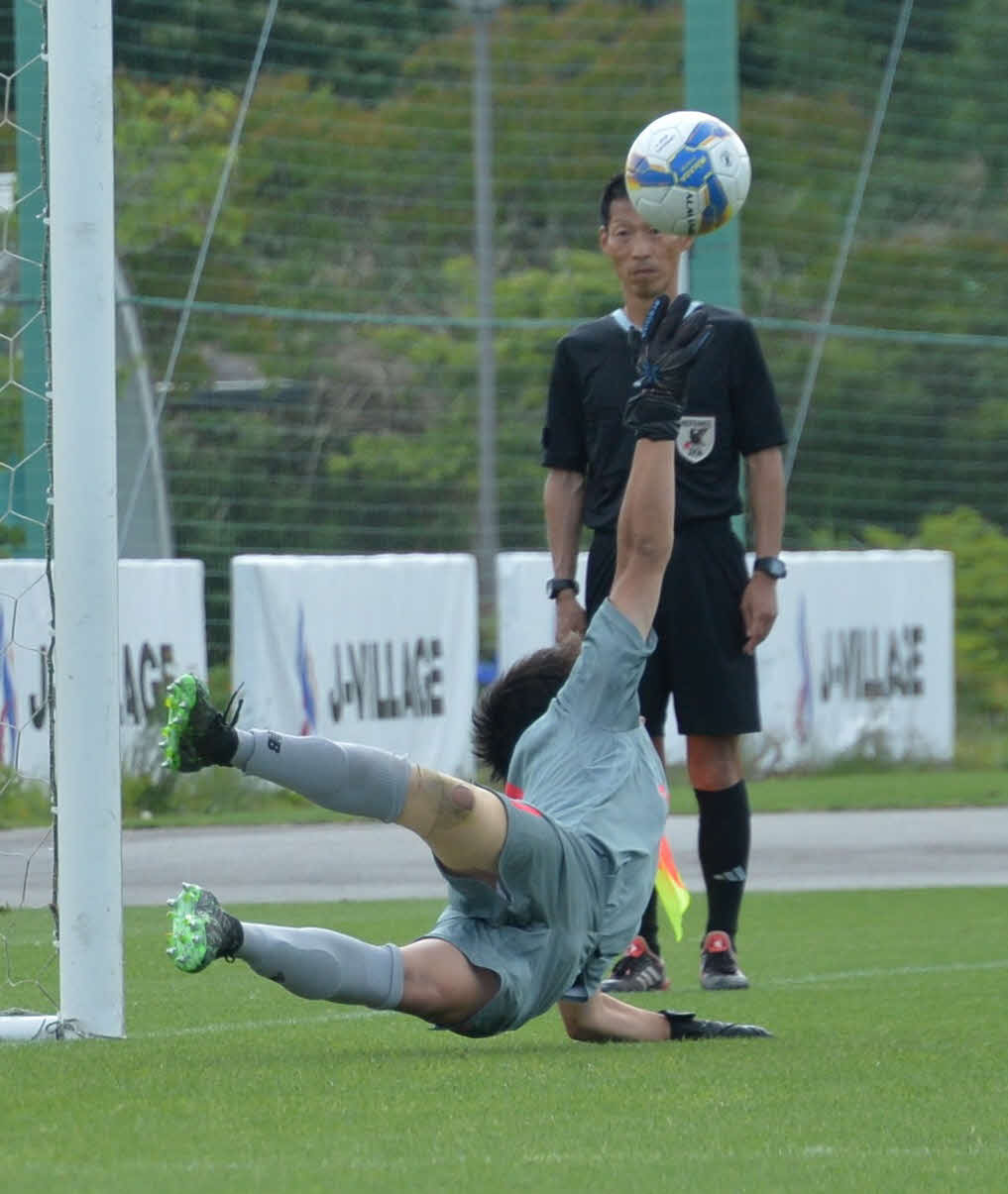 3人目のPKを止めるGK菅野