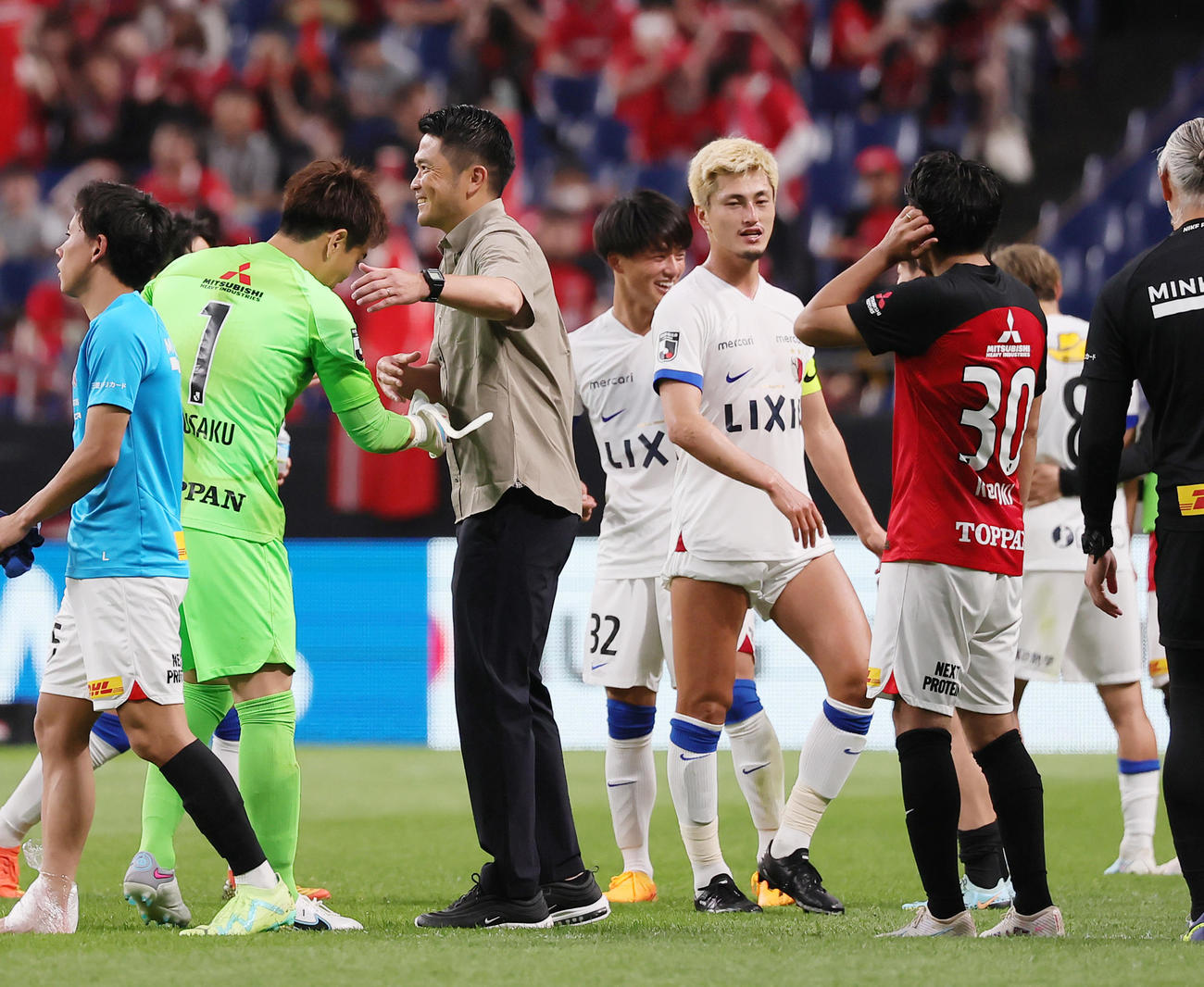 浦和対鹿島　引き分けに終わり、健闘をたたえ合う、左から浦和GK西川、鹿島岩政監督、鈴木、浦和興梠（撮影・足立雅史）