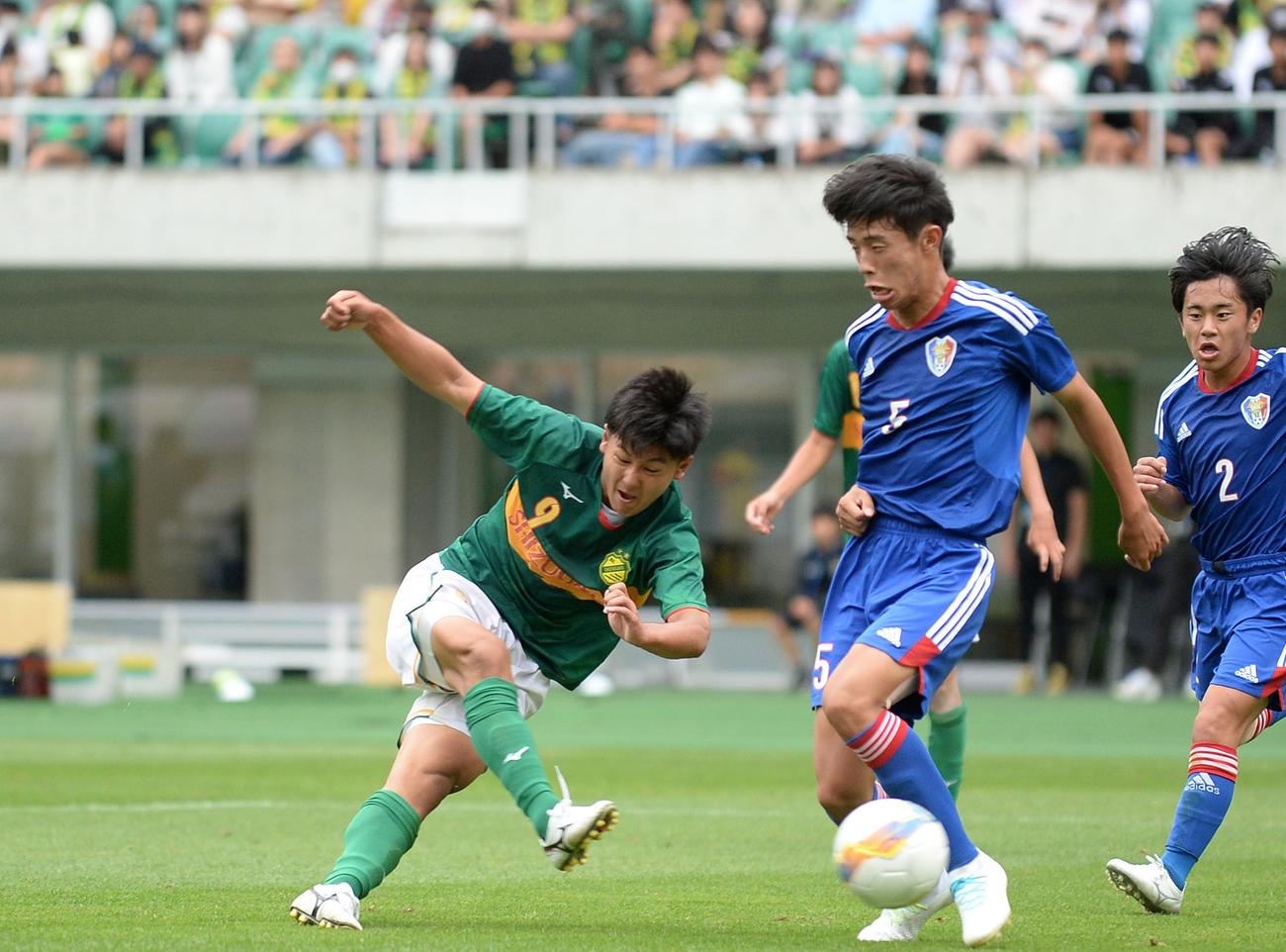後半ロスタイムに同点ゴールを決める静岡学園FW神田（左）