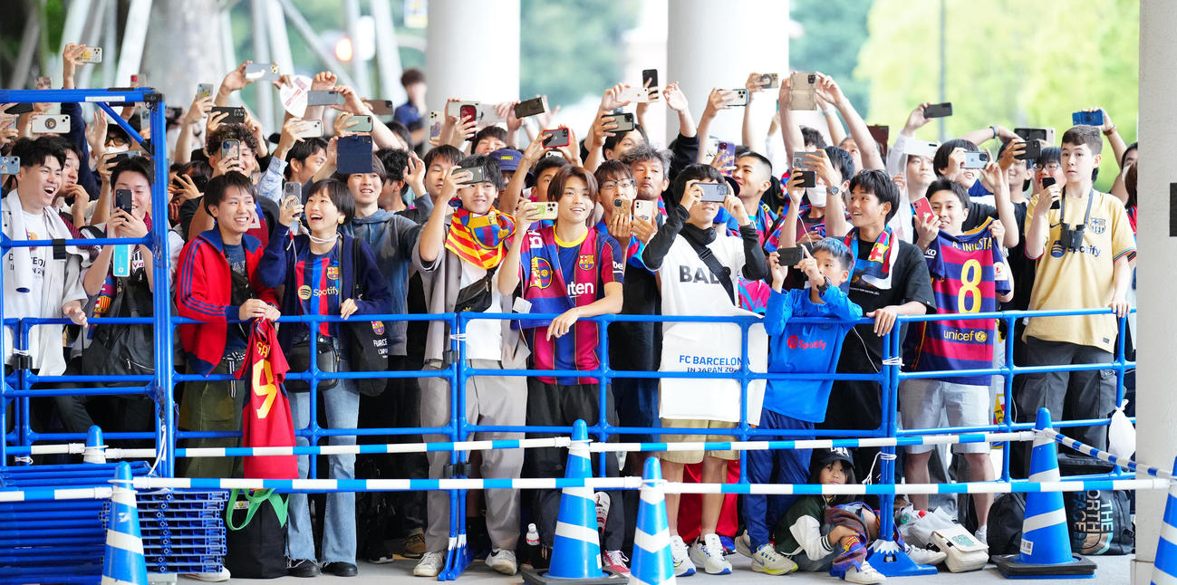神戸対バルセロナ　試合前、選手たちの入りを待つ大勢のファン（撮影・垰建太）