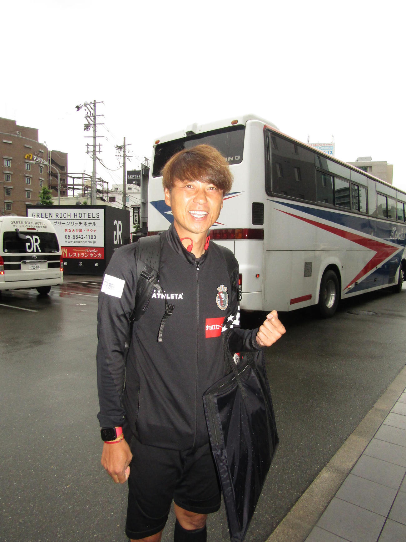 取材に応じるJFL高知ユナイテッドの吉本岳史監督