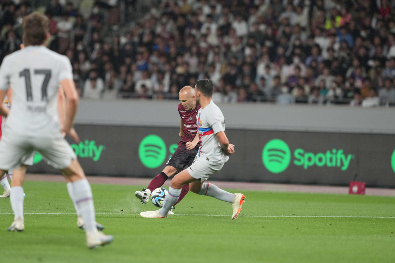 神戸対バルセロナ　前半、シュートを放つ神戸イニエスタ（中央）（撮影・井上学）