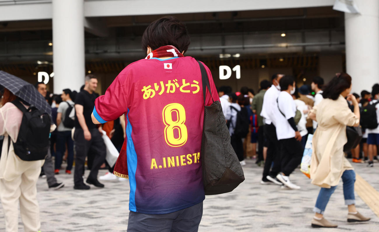 神戸対バルセロナ　試合前、スタジアムに続々と集まるファン（撮影・垰建太）